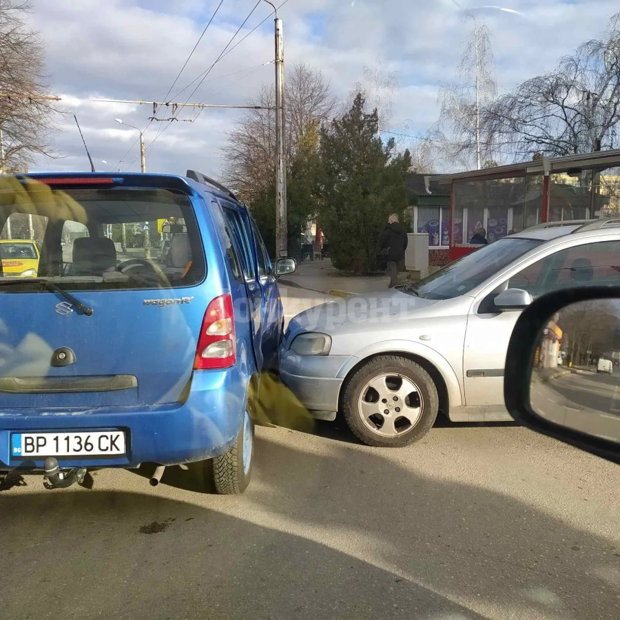 Шофьори огънаха броните, чакат полиция СНИМКИ