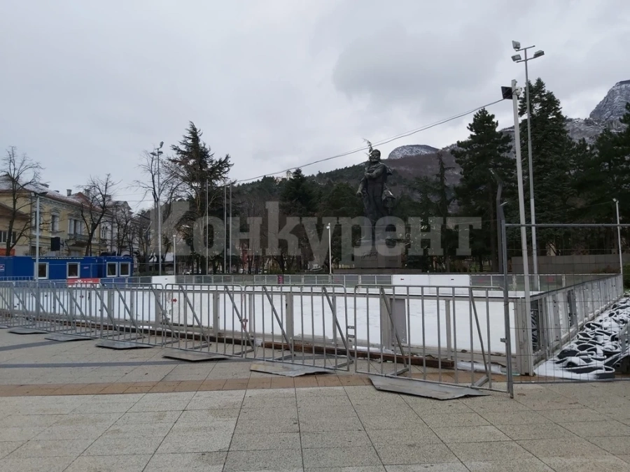 Ледената пързалка на площада във Враца е почти готова