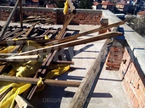 Ремонтират частично покрива на читалището в Бързия