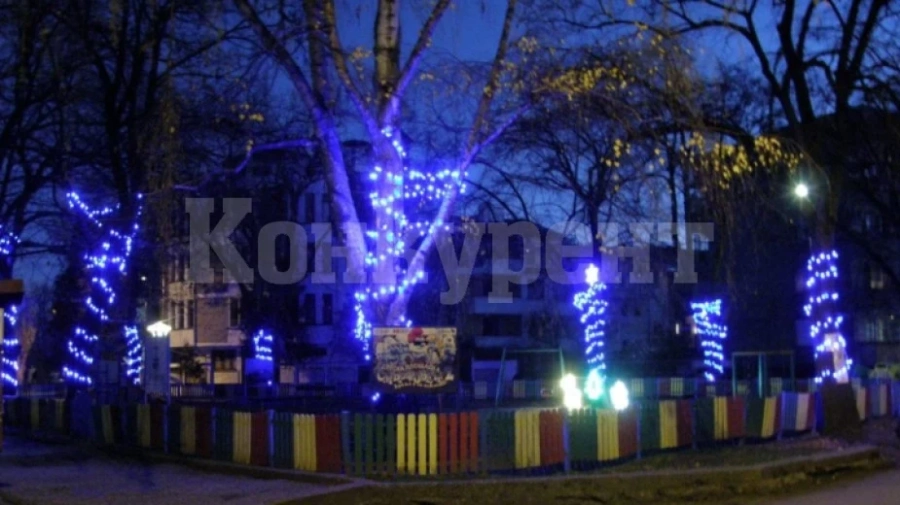 Коледно градче грейна на детска площадка във Видин