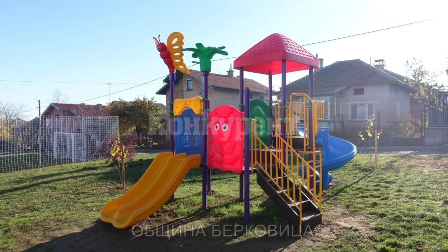 Нова детска площадка усмихна малчуганите в Берковица СНИМКИ