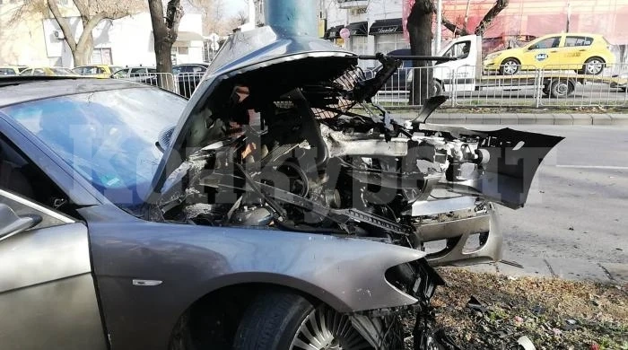 Кола се размаза в стълб в Монтанско