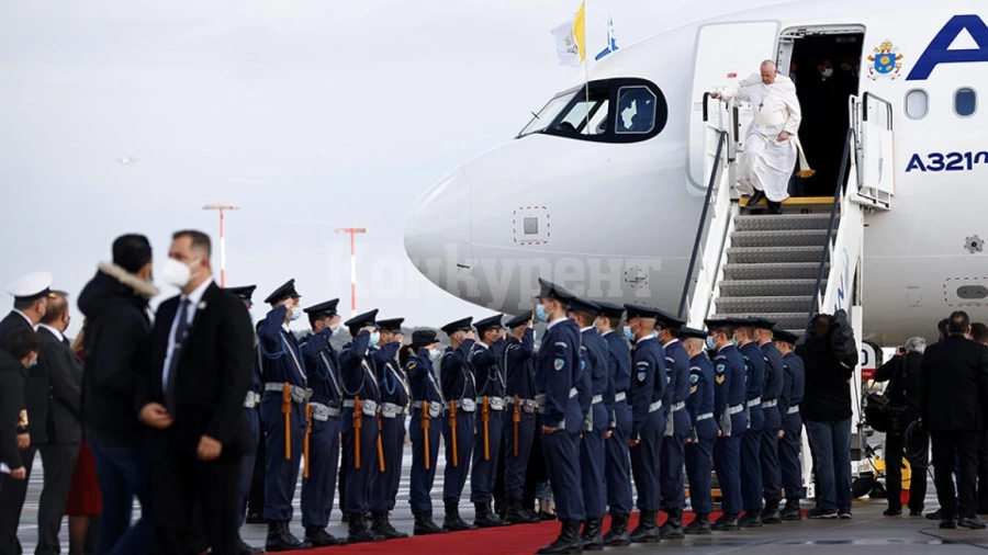 Папата кацна в Гърция