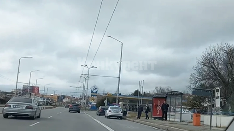 Труп на мъж шокира хора край автобусна спирка