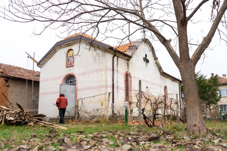Ремонтират покрива на църквата в мездренското село Ребърково СНИМКИ