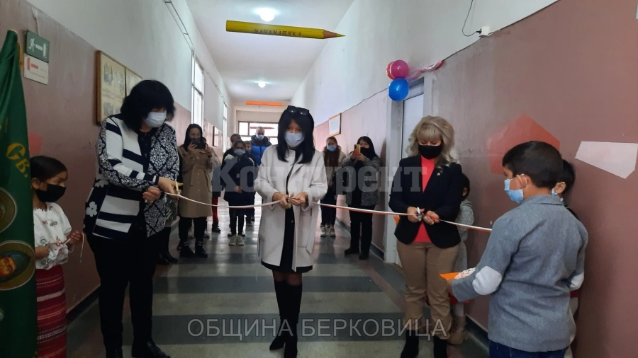 Кметът на Берковица откри два нови модерни кабинета в училището в Замфирово СНИМКИ