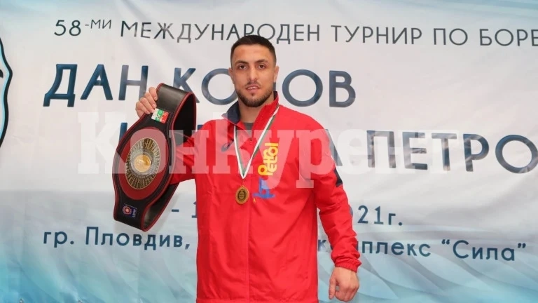 И Дейвид облича червеното трико