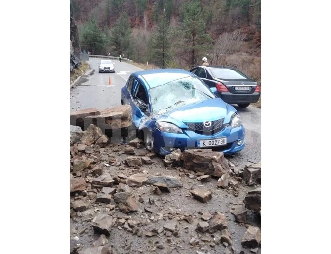Скали затиснаха автомобил с бременна жена на пътя край Смолян