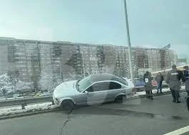 Кола се качи на мантинелата на „Цариградско шосе“, движението е затруднено