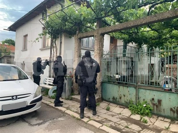 Ченгетата нахлуха в дома на75-годишен дядо, имал акцизен тютюн
