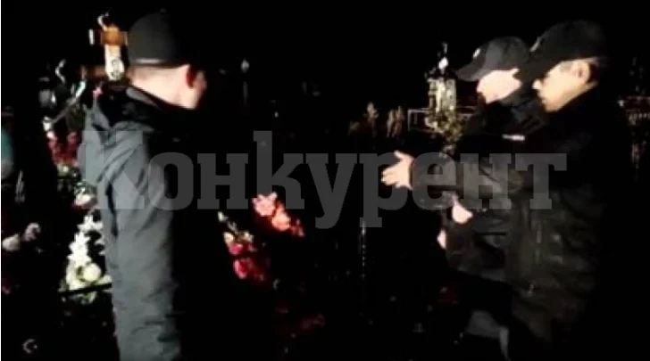 Погребален агент удави приятел и зарови тялото в чужд гроб