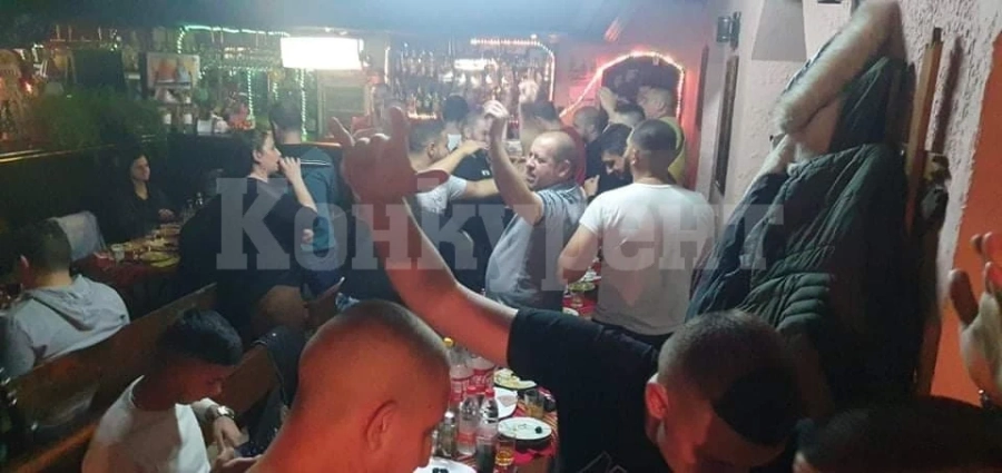 Скът афишира целта - атака на първото място, 2 оркестъра, 2 певици и певец на банкета