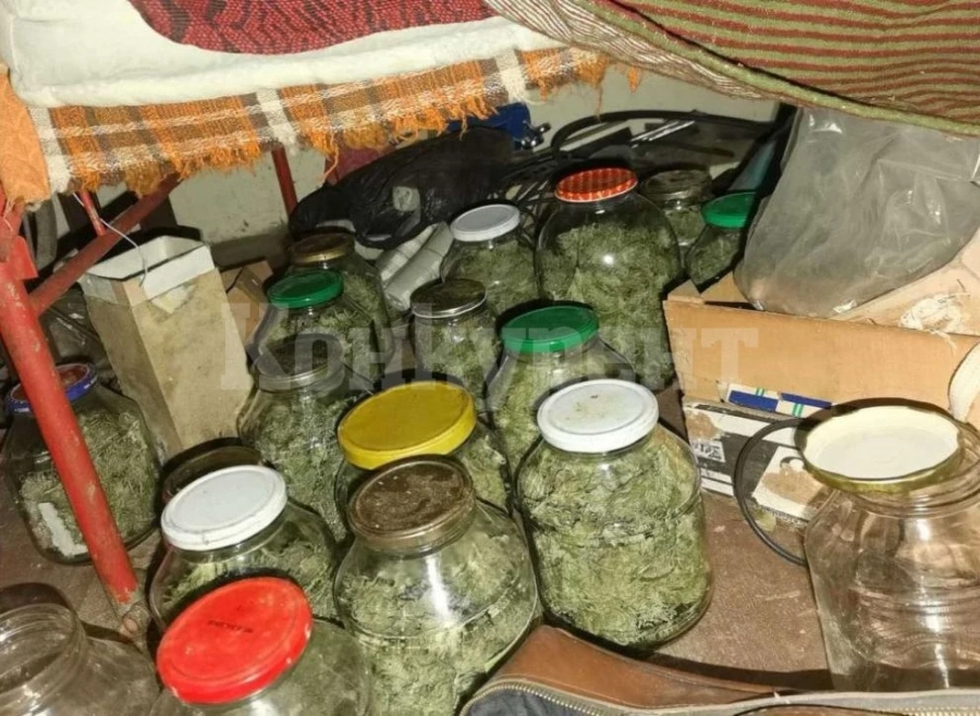 Хванаха мъж с буркани с марихуана в Самоковско