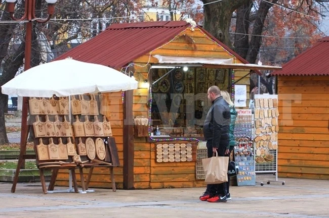 В Монтана вдигат наздравици с греяно вино на площада
