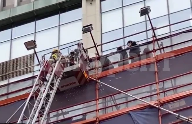 Близо 150 души са блокирани на покрива на горящ небостъргач в Хонконг