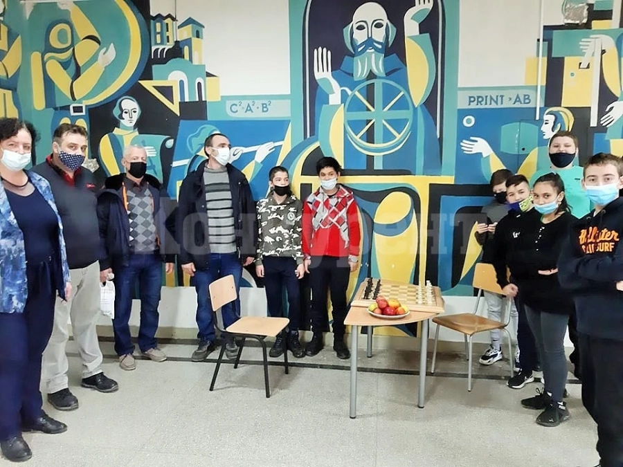 Майстор дърводелец подари на мездренската гимназия саморъчно изработена шахматна дъска 
