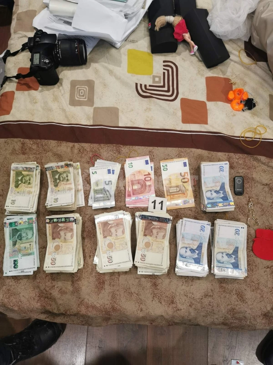 Прокуратурата: Наркопласьори са задържани в Бяла Слатина СНИМКИ