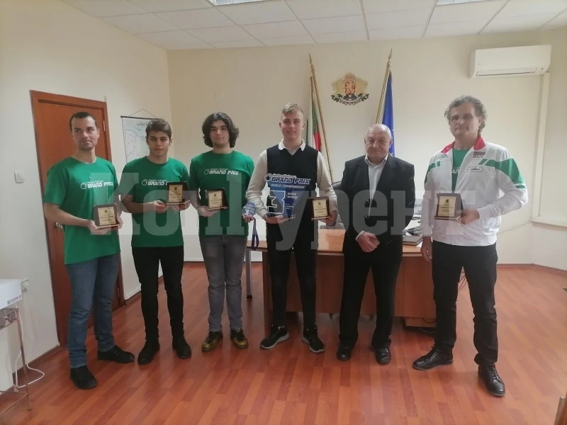 Сълов поздрави бронзовите медалисти от световното в Москва