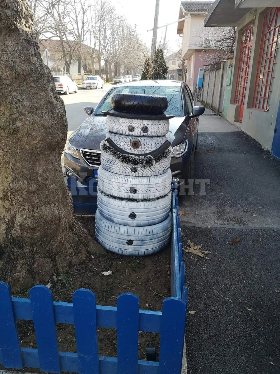 Като няма сняг, направиха снежен човек от...
