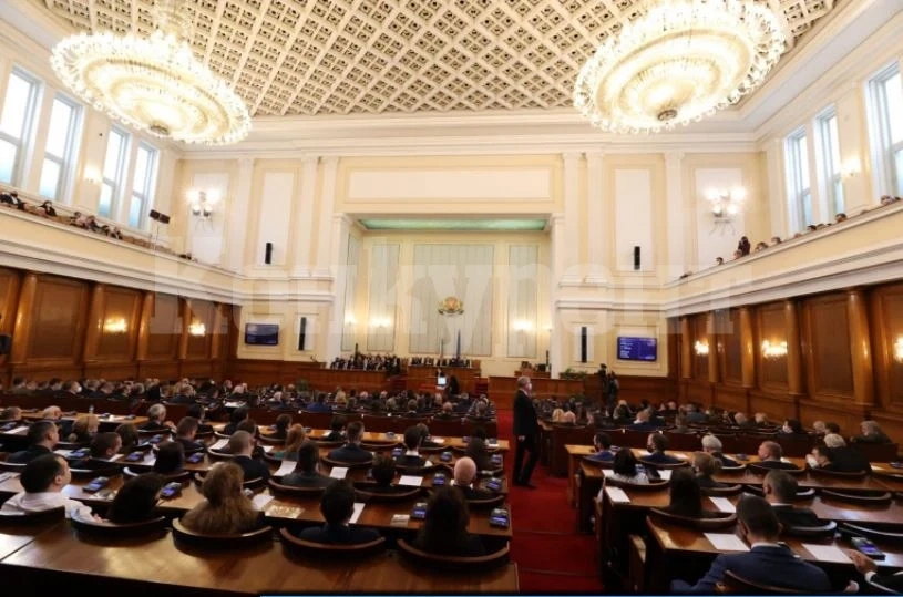 Решено: По-малка Коледна ваканция ще имат депутатите