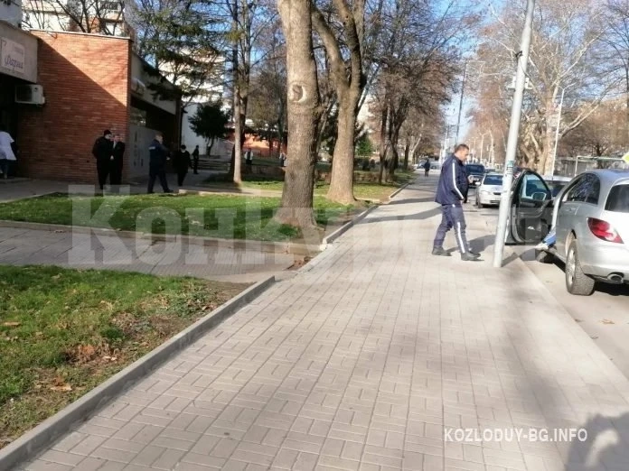 Джип „Мерцедес“ се заби в бившата държавна аптека в Козлодуй СНИМКИ