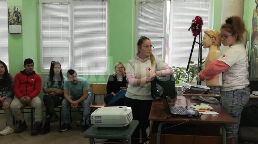 Млади червенокръстци с урок в Зверино