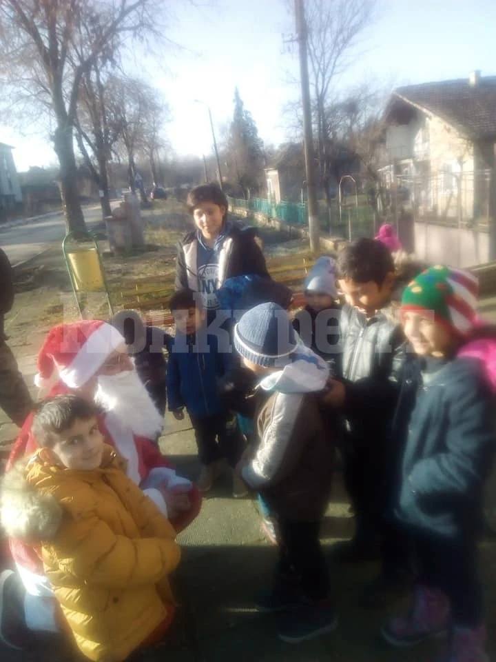 Добрият старец зарадва и децата във Вировско