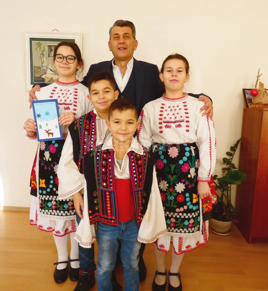 Деца „полазиха“ кмета на Лом навръх Игнажден СНИМКИ
