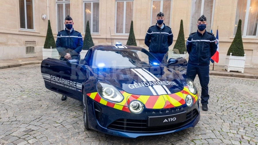 Френската полиция вече се радва на новите си спортни автомобили