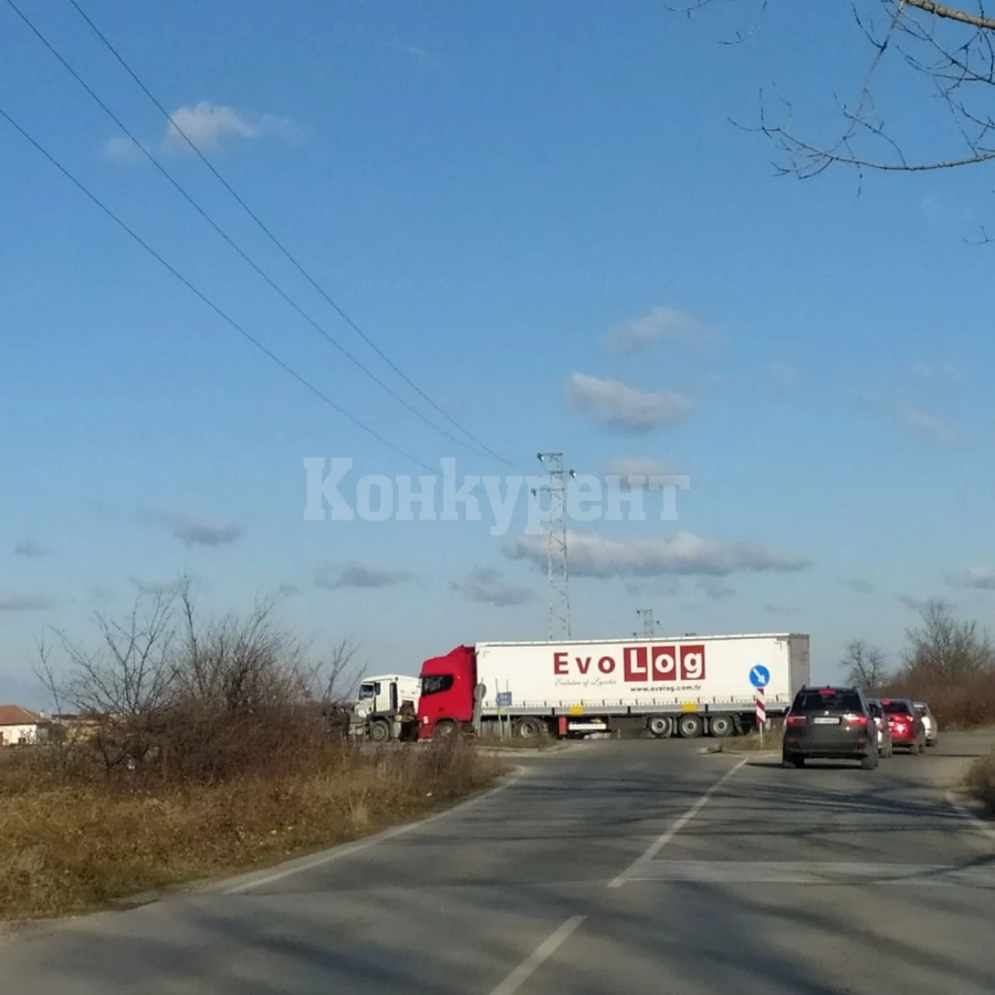 Два ТИР-а се нанизаха на обхода на Враца за Криводол, движението е затруднено СНИМКИ