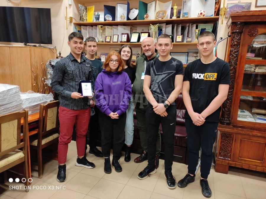 Благовеста Гладнишка и Емил Младенов бяха заслужено наградени с отличието „Учител – Будител“ за 2021 Г.