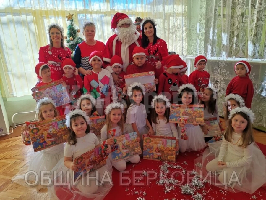 Дядо Коледа намина в детска градина „Звънче“ в Берковица