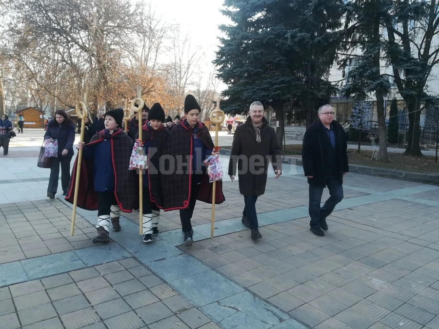Коледари благословиха кмет и губернатор