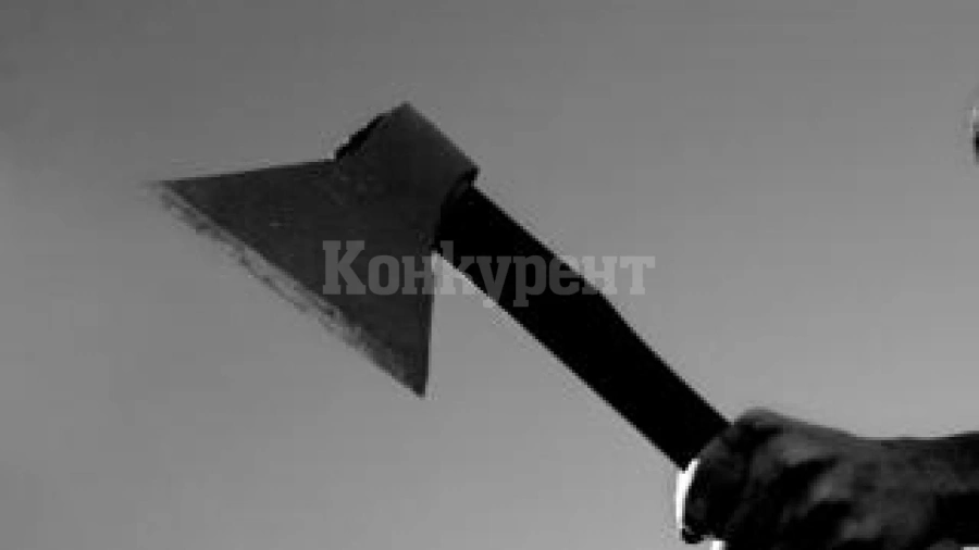 Хулиган размахва и плаши с брадва