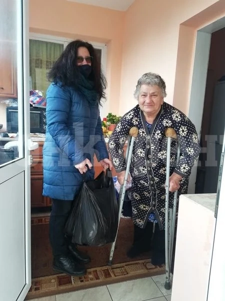 Благородна инициатива зарадва 77 самотно живеещи възрастни хора предколедно