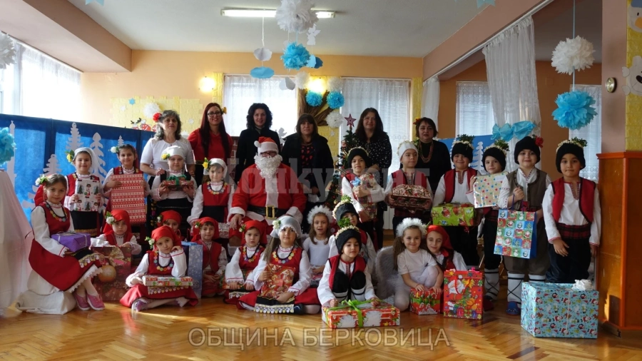 Дядо Коледа зарадва с подаръци малчуганите от детска градина „Малина“ в Берковица