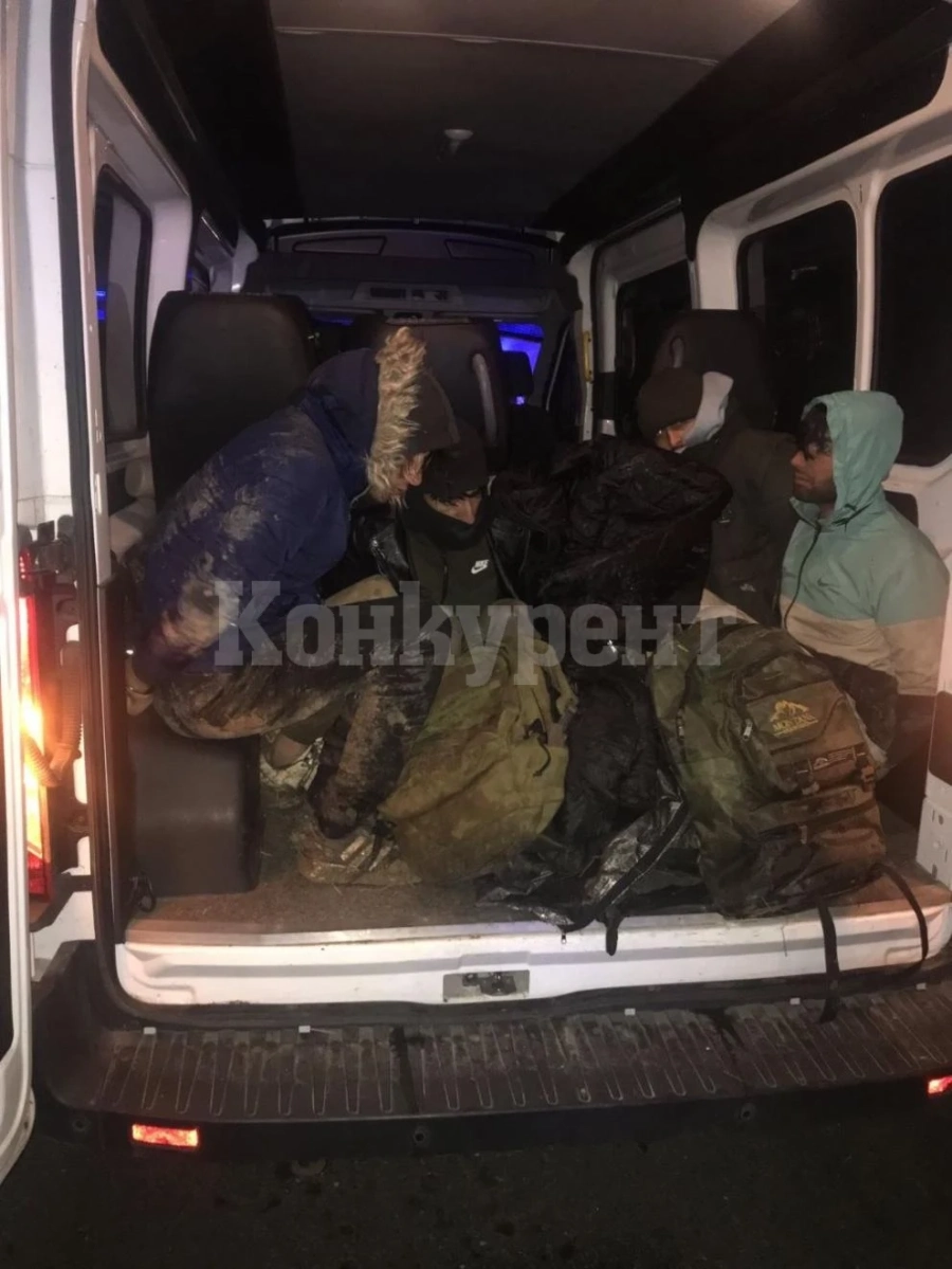 Полицията в Бургас разби канал за трафик на мигранти