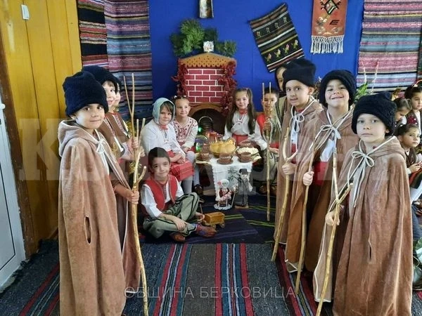 Бъдни вечер и Коледа оживяха в ДГ „Звънче“ в Берковица СНИМКИ
