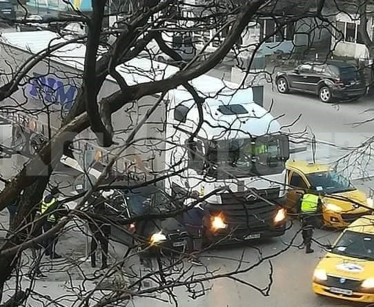 ТИР нацели кола във Видин СНИМКИ