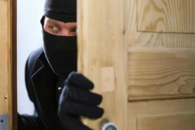 Издирват арогантен апаш, тарашил къща в Гложене