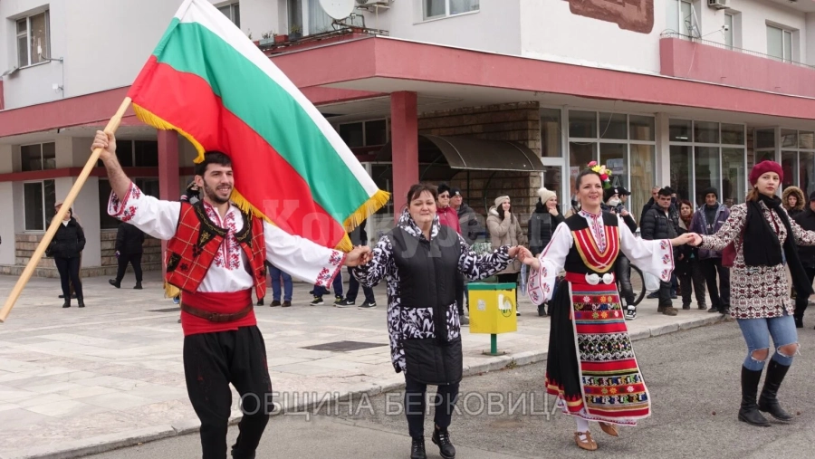 Берковица отпразнува Коледа с песни и хора СНИМКИ