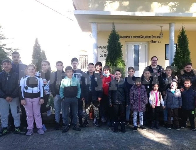 Без подаръци посрещнаха Рождество Христово децата от неделното училище към храма в село Медковец