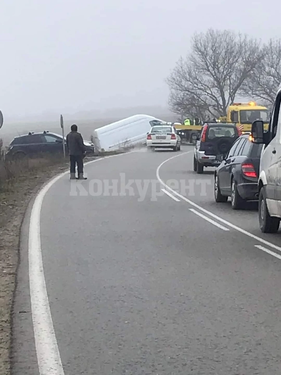Инцидент във Видинско! Шофьор с бус излетя от пътя и се заби в поле