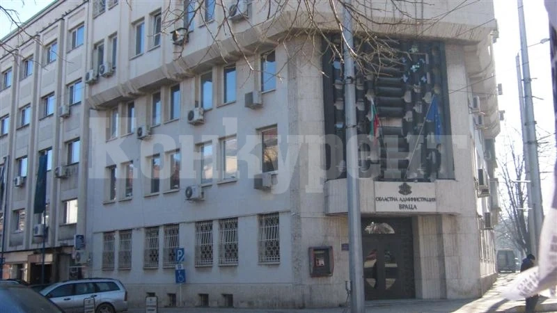 „Безценен“ кадър от областна администрация пак отърва уволнението
