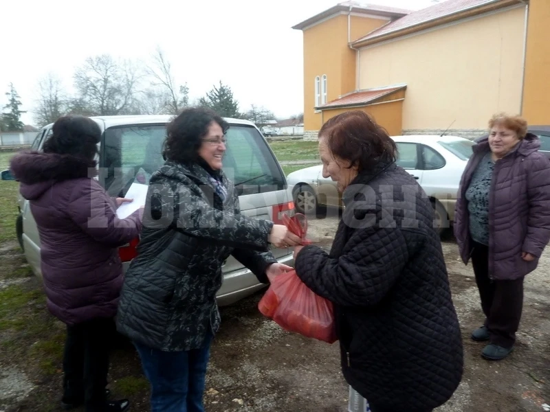 Раздадоха храни на възрастни хора в Борован СНИМКИ