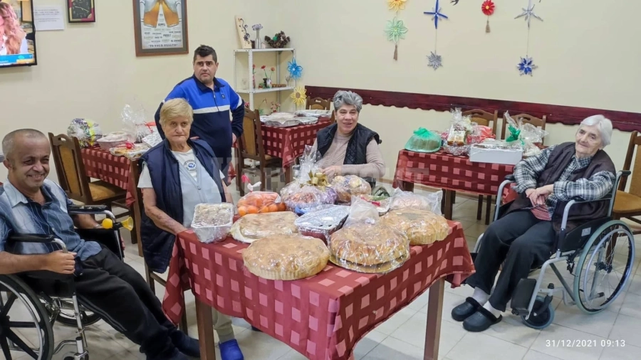 Община Козлодуй и пенсионерските клубове зарадваха потребителите на социални услуги за Нова година СНИМКИ