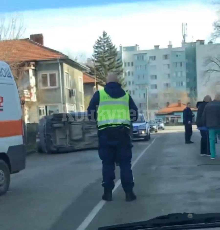 Зрелищна катастрофа във Видин по чудо се размина без жертви, една от колите се обърнала по таван