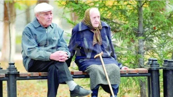 Ето колко хиляди пенсионери взеха по 54 лв. повече