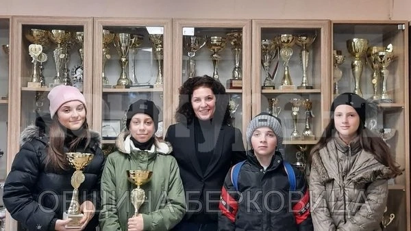 Непобедимите берковски велосипедисти подариха купите си на община Берковица