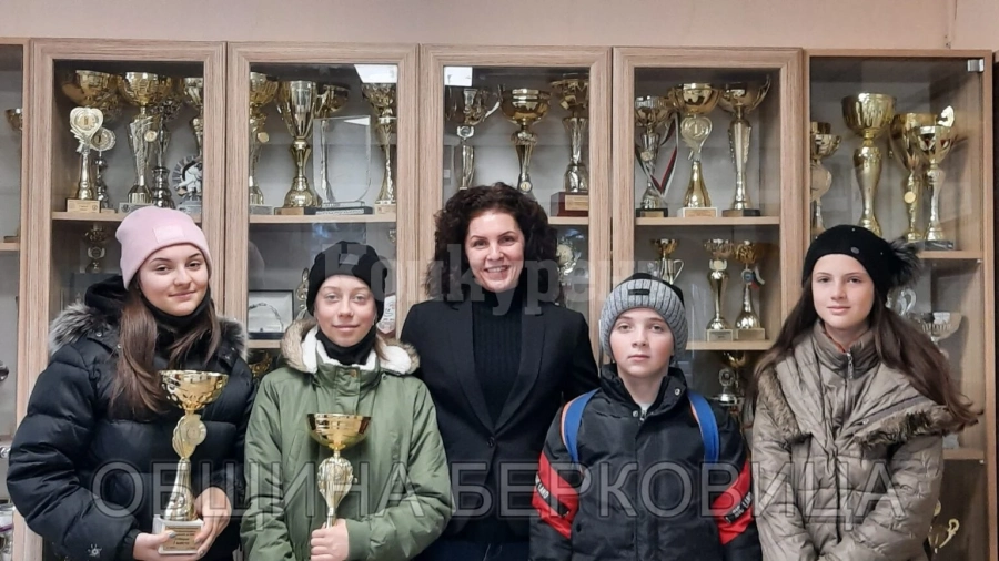 Шампиони на България подариха купите си на Община Берковица